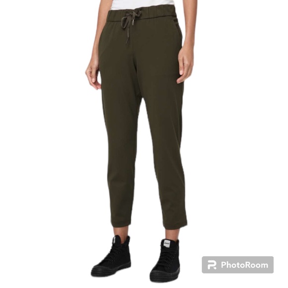 lululemon athletica Pants - Lululemon On the Fly 7/8 Pant in Dark Olive Womens Size 4